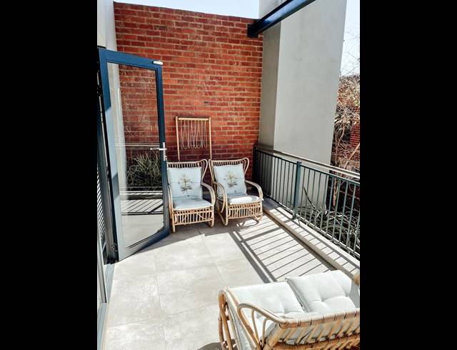 2 BEDROOM APARTMENT FOR SALE IN MENLO PARK